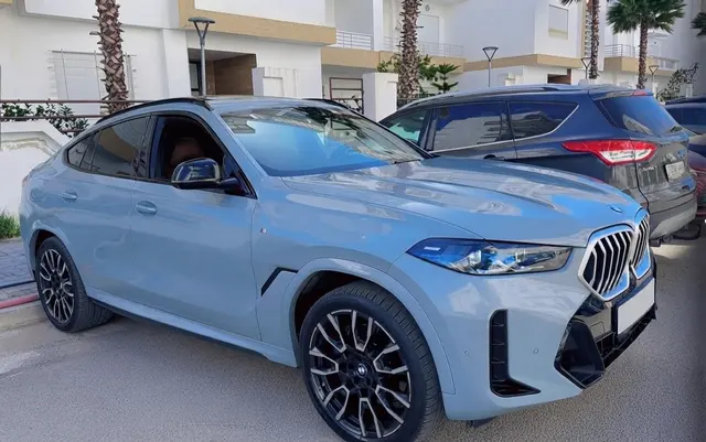 BMW X6 gris bleuté — vue avant
