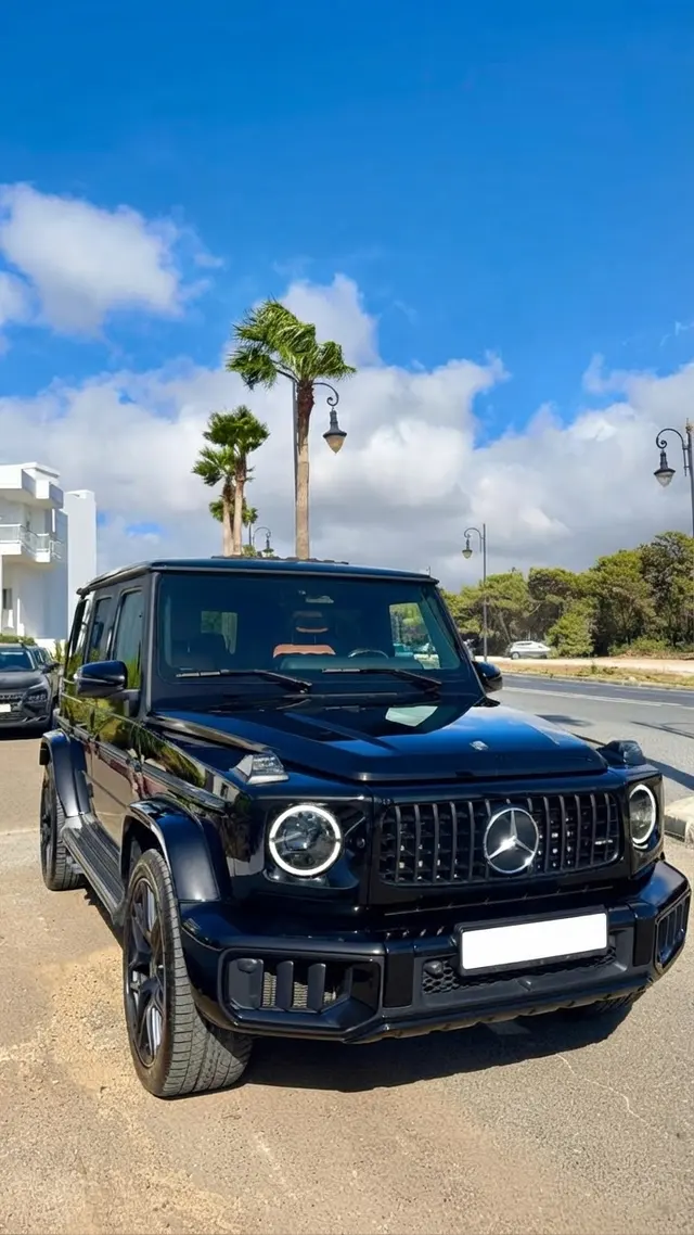 Mercedes-AMG G 63 noire sous les palmiers