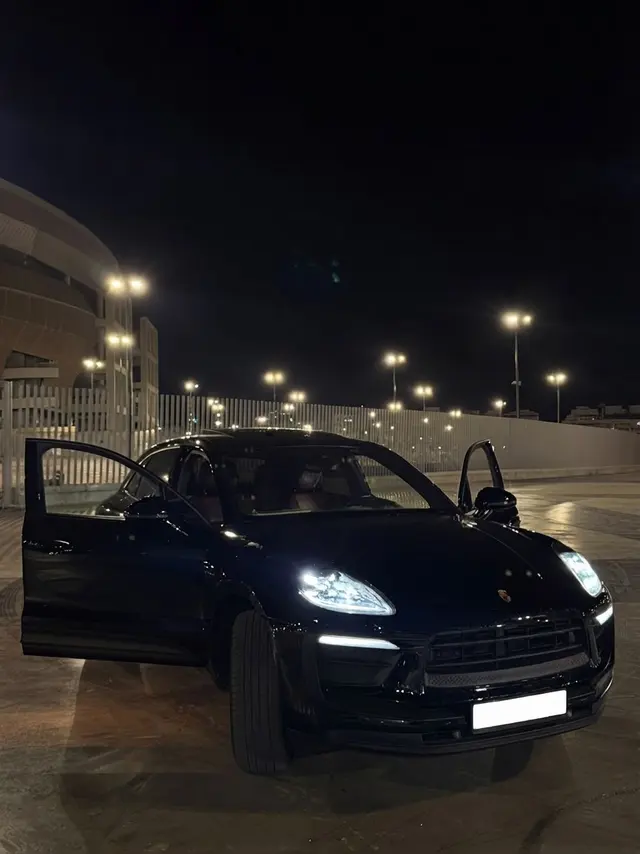 Porsche Macan noir, portes ouvertes, de nuit