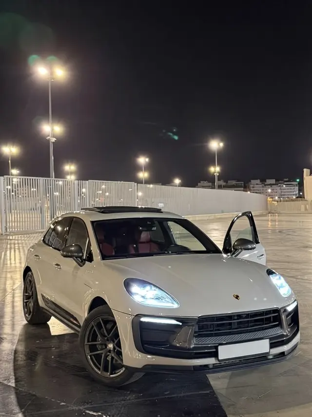 Porsche Macan T gris, phares allumés, de nuit