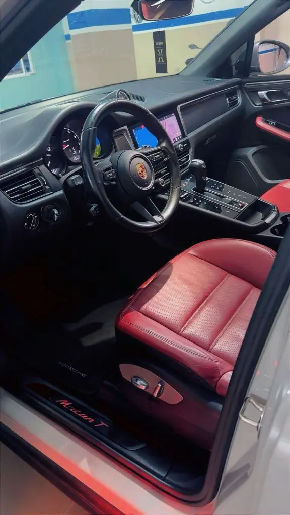 Intérieur cuir rouge du Porsche Macan T