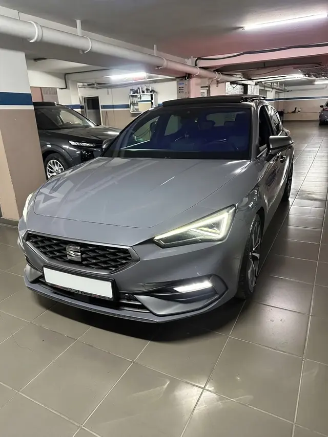 Seat Leon FR grise — vue avant